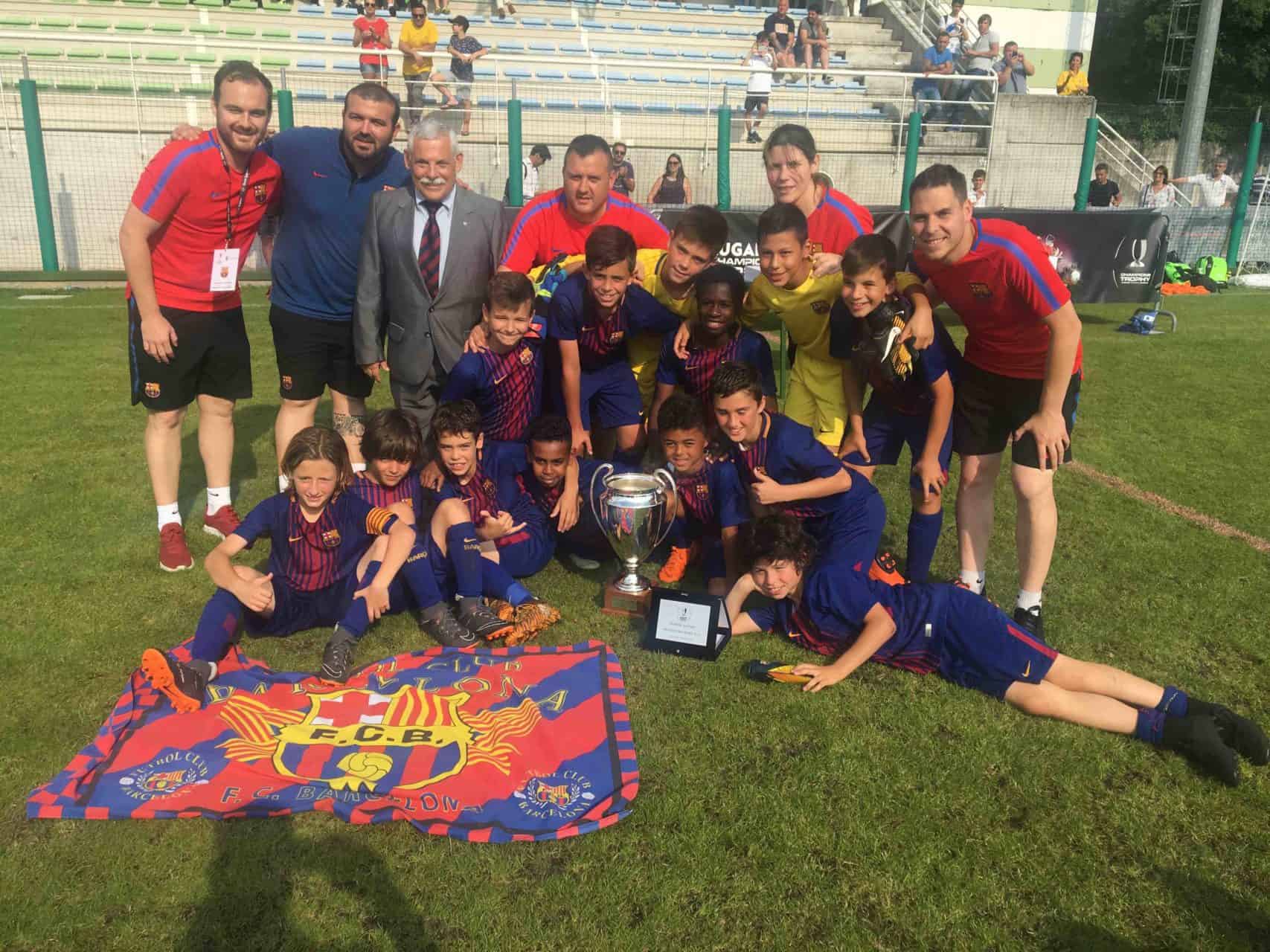 IL CHAMPIONS TROPHY PARLA CATALANO, FC LUGANO, LA PRIMA DELLE SVIZZERE. Dominatori incontrastati di tutto il torneo il Barcellona vince il Champions Trophy riservato alla categoria under 11 arrivando in finale senza subire nemmeno un gol. I blaugrana si impongono in finale per contro i belgi del Genk , che con FC Lugano condivide la metodologia. Proprio il Genk si è distinto per l’organizzazione di gioco ma nulla hanno potuto contro lo strapotere dei catalani in una finale a senso unico. Prima delle squadre svizzere si qualifica al quarto posto l’ FC Lugano, i ragazzi di Mister Aletti nel pomeriggio non sono riusciti a mantenere lo stesso ritmo del girone della mattina dove erano riusciti a disinnescare il Barcellona, con una partita ai limiti dell’eroismo. Sul terzo gradino del podio salgono i russi del Krasnodar che anno dopo anno si presentano a questo importante torneo con squadre sempre più competitive, segno del grande lavoro della loro accademia. Basilea, Legia Varsavia, Grassohopper e Sion si qualificano rispettivamente dal quinto all’ottavo posto. La cerimonia di premiazione è stata presentata dalla voce storica del Champions Trophy: Gaia Brunelli che ha ringraziato la società Campionese che ha ospitato questa edizione del Champions Trophy. Il presidente Novoselskiy a fine manifestazione ha rilasciato questa dichiarazione sulla prestazione complessiva del FC Lugano: “Sono orgoglioso di quanto fatto oggi dai nostri ragazzi delle due vittorie di questa mattina ma soprattutto del pareggio contro il Barcellona che rimarrà nella storia del club.” Premiati Saez Robledillo David del FC Barcellona come miglior giocatore del torneo e Ignazio Mandracchia del FC Lugano come miglior portiere di tutta la manifestazione. Durante la cerimonia di premiazione sono intervenuti Saimir Brahushi responsabile organizzativo di Champios Trophy, il coordinatore del Football Club Lugano Settore Giovanile Critiano Zatta, Il presidente Novoselskiy e il membro della commissione operativa di FC Lugano Settore Giovanile Vittoria Ravi Tamburini. www.fclugano.com segretariato@fclgiovanili.ch CAMPIONE SVIZZERO 1938 1941 1949 Via Trevano 100, 6900 Lugano COPPA SVIZZERA 1931 1968 1993  Il prossimo appuntamento è fissato per Domenica 10 Giugno allo stadio Cornaredo dove: Borussia Dortmund, Chelsea, Roma, Krasnodar, Malaga e ovviamente FC Lugano si contenderanno il titolo nella categoria Under 12. CLASSIFICA FINALE 1. FC BARCELLONA 2. RC GENK 3.
