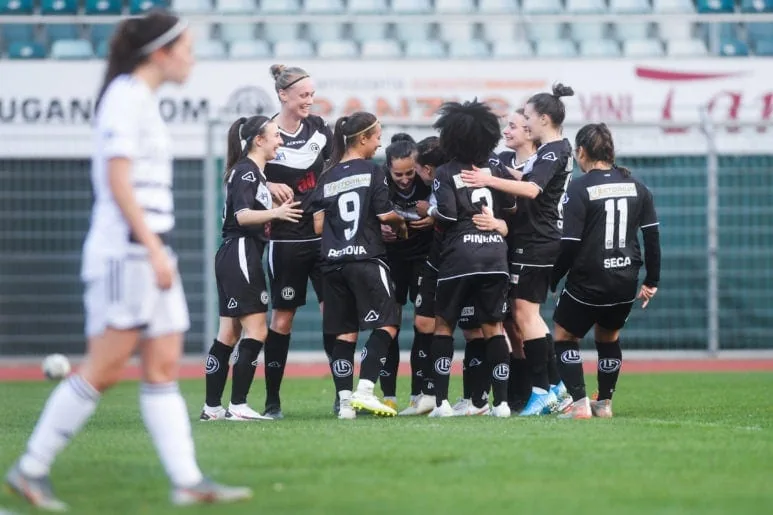 Le giocatrici bianconere festeggiano il successo sul Basilea