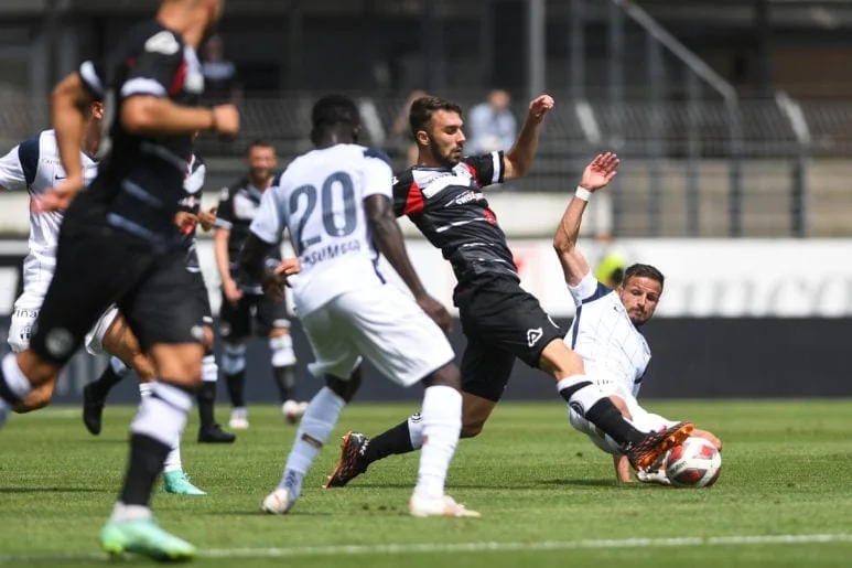 Due bianconeri ammoniti