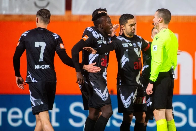 Agli antipodi per falli e cartellini