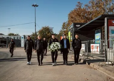 Il FC Lugano in visita alla stazione di Novi Sad: omaggio alle vittime della recente tragedia