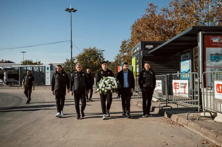 Il FC Lugano in visita alla stazione di Novi Sad: omaggio alle vittime della recente tragedia